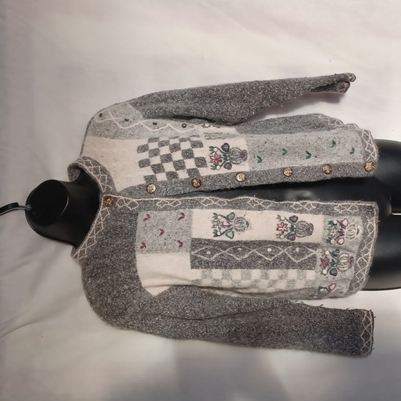 distinctions Sweaters - ID distinctions vintage gray silk/angora blend sweater w/embroidered flowers M